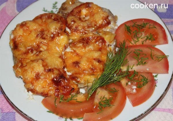 Мясо по-французски с помидорами в духовке - готовое блюдо