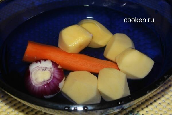 Чистим картошку, морковку и лук для супа