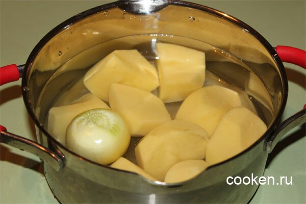 Чищенную картошку и лук помещаем в холодную воду