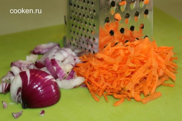 Нарезаем лук, натираем морковь