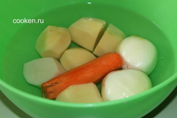 Чистим лук, картофель и морковь
