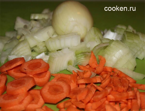 Режем на кусочки лук и морковь