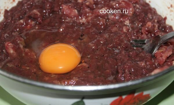 Соединяем мясной и печеночный фарш, солим, добавляем яйцо
