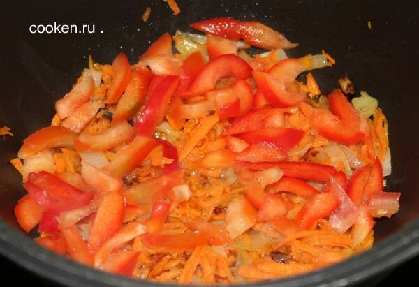 Добавляем морковь и болгарский перец