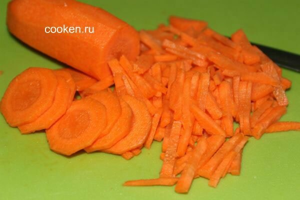 Морковь нарезаем брусочками
