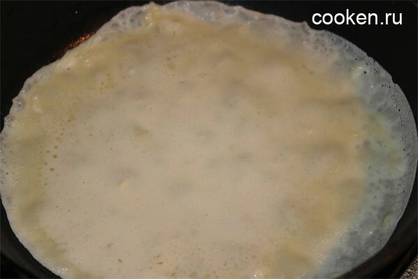 Выливаем тесто на сковородку и размазываем его по всей поверхности