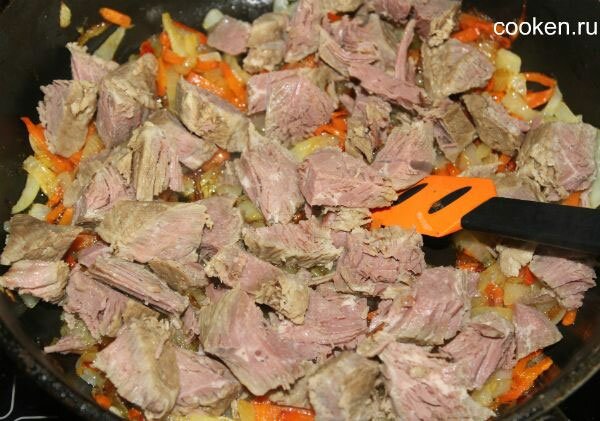 Добавляем кусочки вареного мяса к зажарке в сковородку