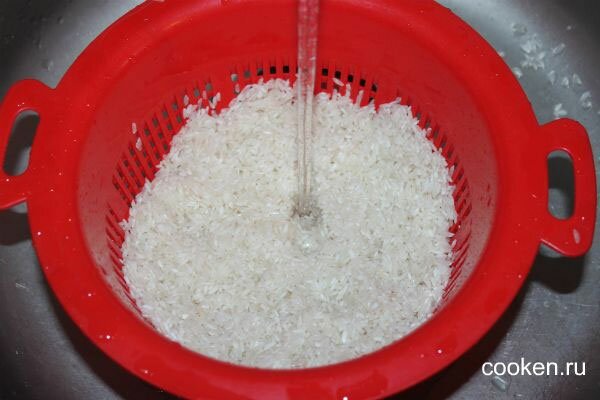 Промываем рис проточной водой