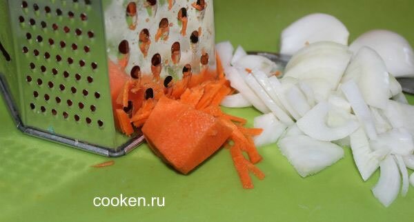 Режем лук, натираем морковь
