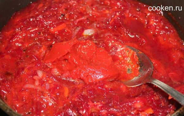 Добавляю томатную пасту