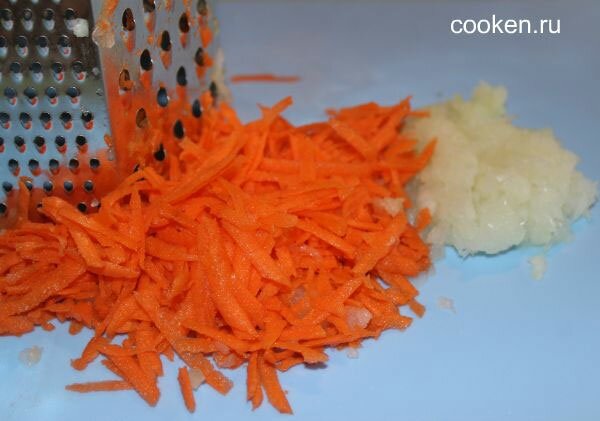 Натираем на терке репчатый лук и морковь