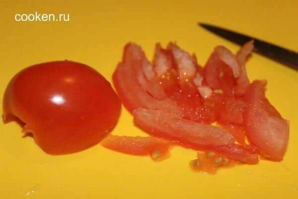 Режем на кусочки свежий помидор