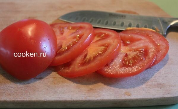 Нарезаем помидор на кольца