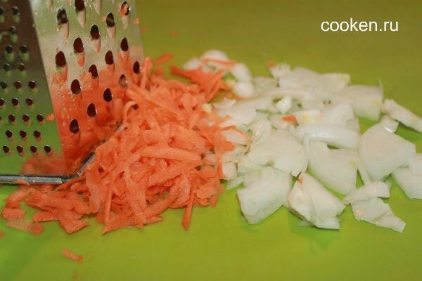 Нарезаем лук и морковь