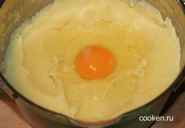 Добавить в пюре сырое яйцо