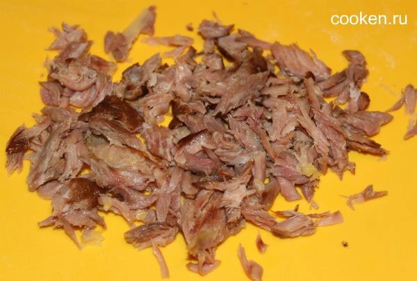 Разделываем мясо сваренных свиных ребрышек