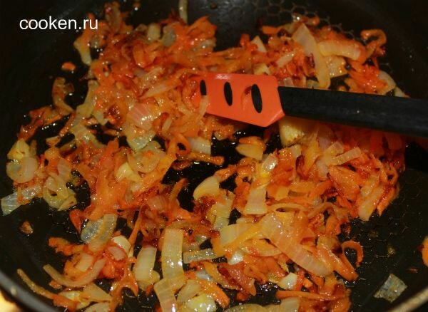 Обжариваем лук и морковь на сковороде
