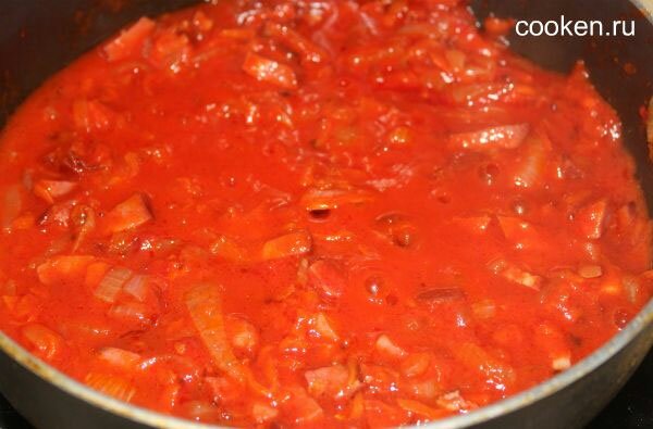 Добавляем к зажарке томатную пасту и бульон