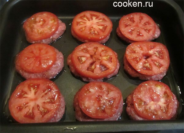 Кладем помидорку на кусочек мясной лепешки