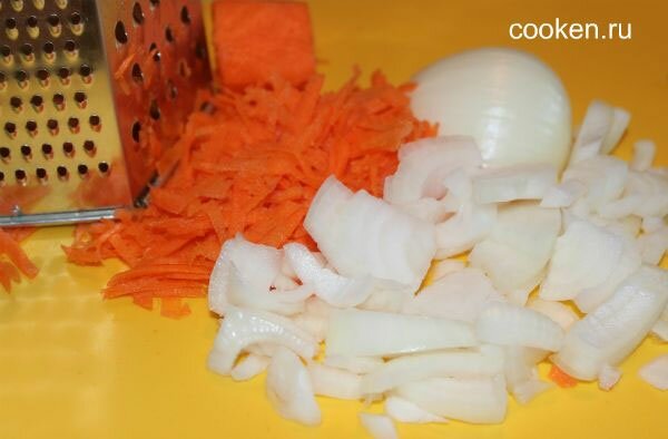 Натираем морковь на терке, нарезаем лук