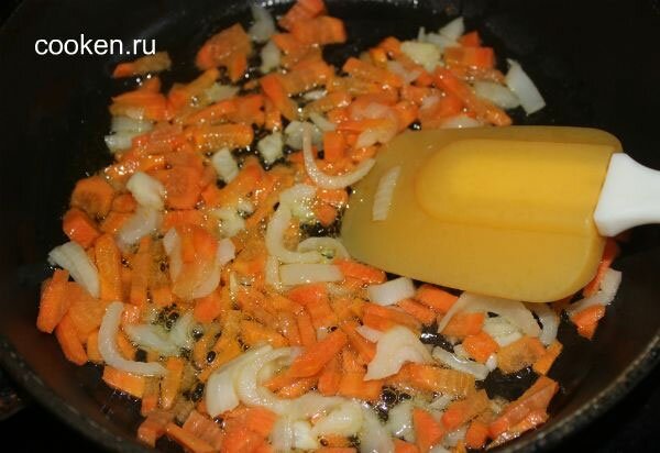 Обжариваем на сковороде морковь с луком
