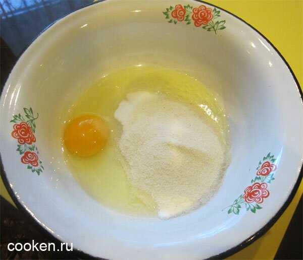 Добавляем к яйцу сахар, манку, ванилин, соль