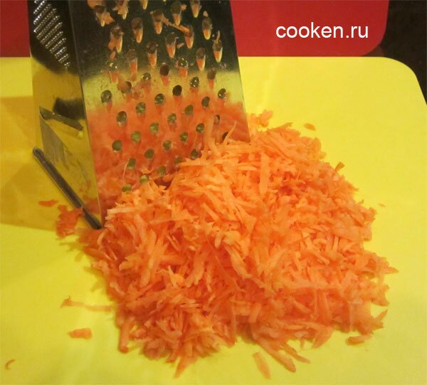 Натираем морковь на крупной терке