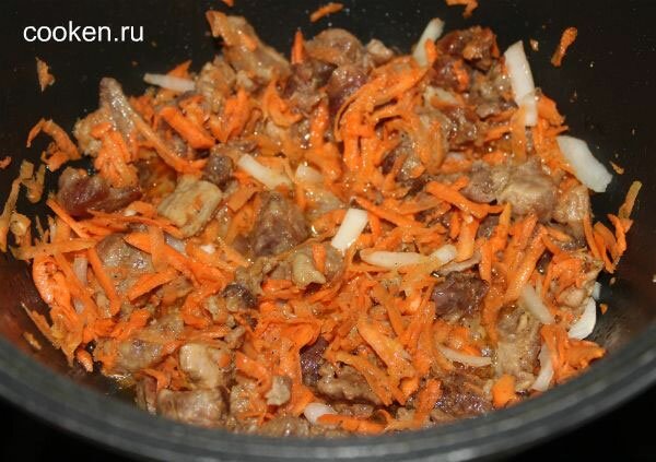 Добавляем к мясу нарезанную морковь и репчатый лук