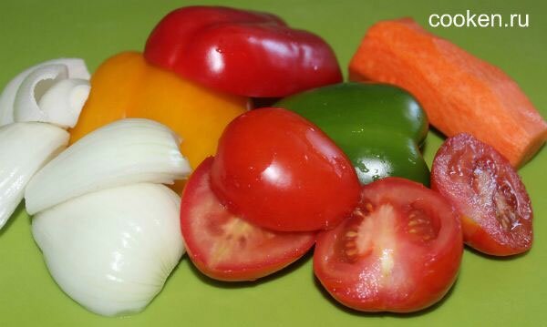 В качестве овощей используем помидоры, болгарский перец, морковь и репчатый лук