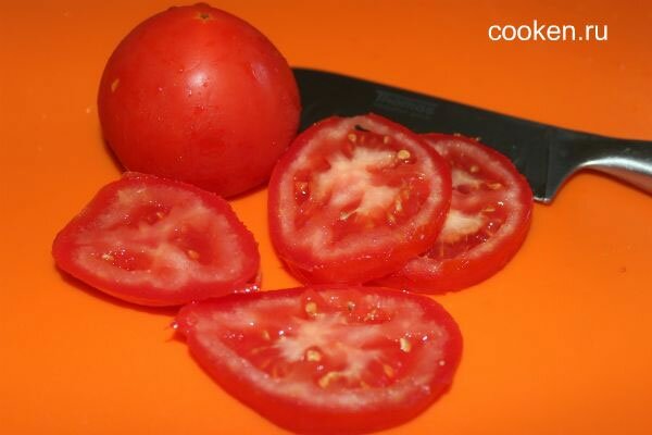 Нарезаем помидоры кружками