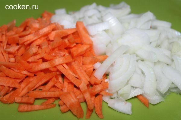 Нарезаем лук и морковь