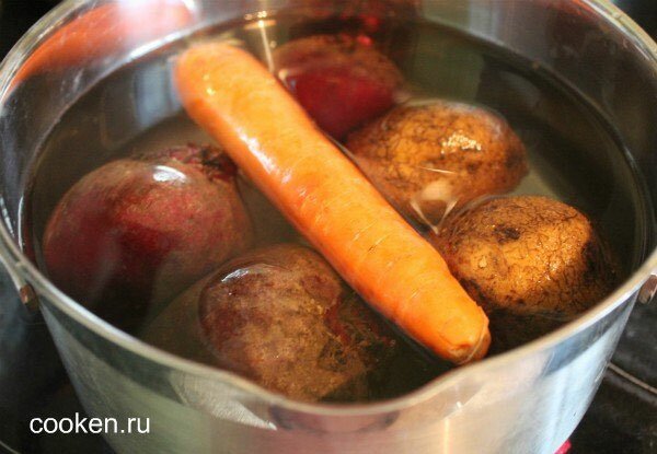Ставим вариться свеклу, картошку и морковь