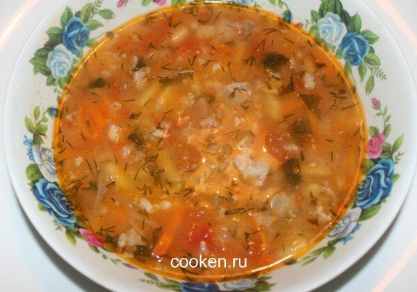 Готовый суп с рисом и маринованными помидорами