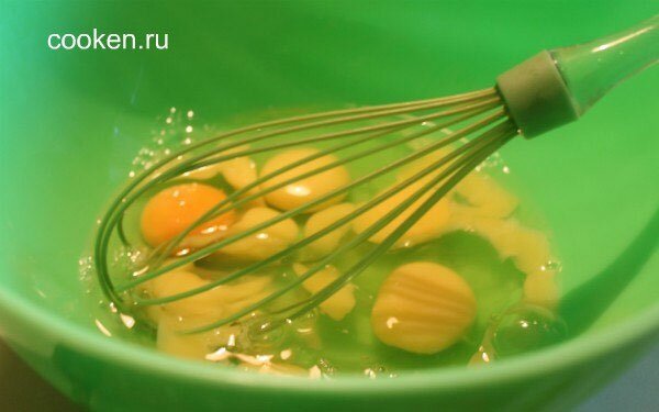 В миску разбиваем 5 яиц