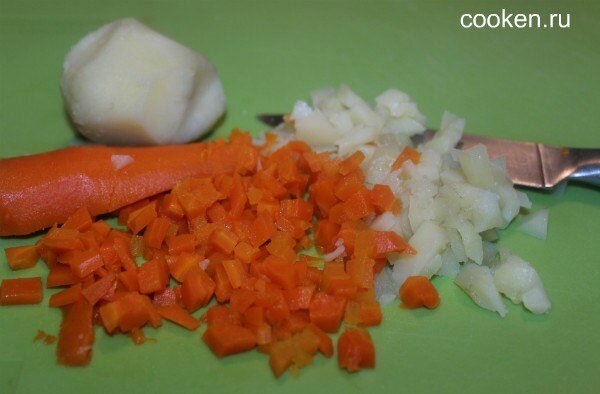 Нарезаем картошку и морковь