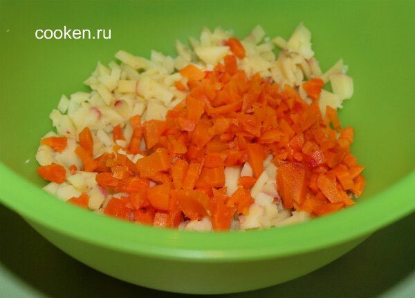 Нарезаем морковку