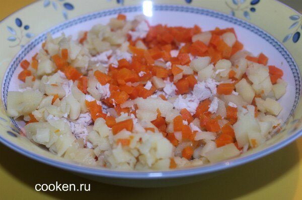 Кладем курицу, морковь и картошку в глубокую тарелку