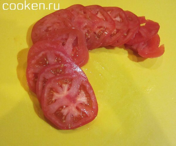 Нарежем помидоры кружочками
