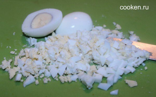 Мелко режем вареные яйца