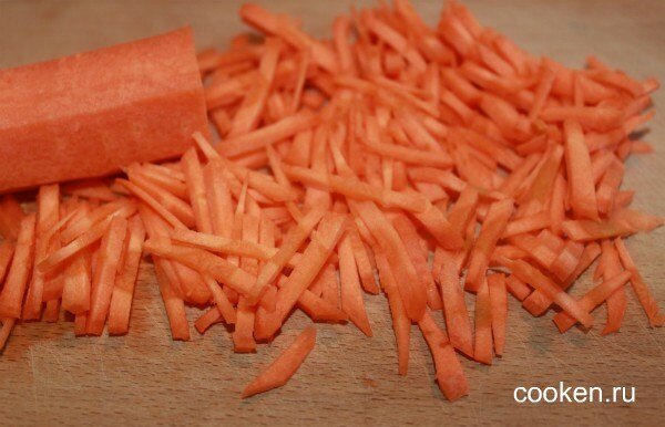 Нарезаем морковку тонкой соломкой