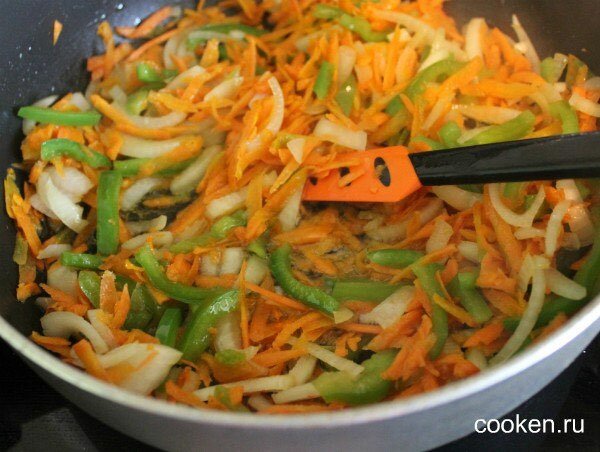 Обжариваю овощи на сковороде