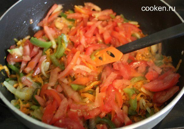 Добавляю помидоры в сковороду к остальным овощам