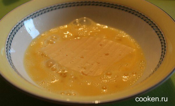 Обмакиваем сыр в яично-чесночной смеси