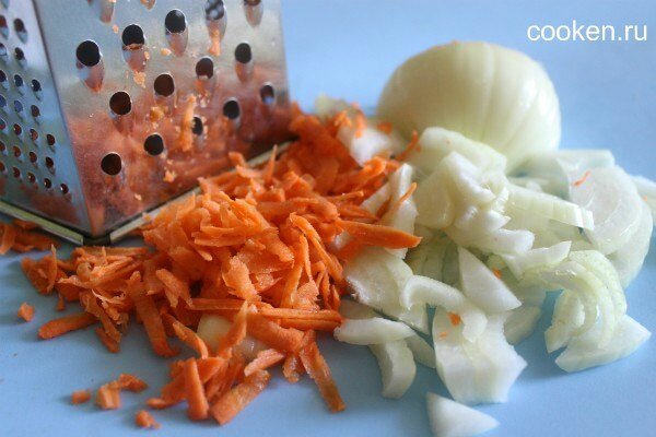 Нарежем лук полукольцами, морковь натрем на терке