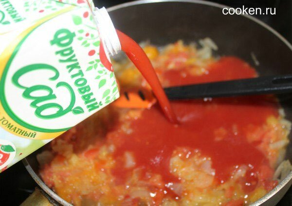 К овощной заправке добавим томатный сок