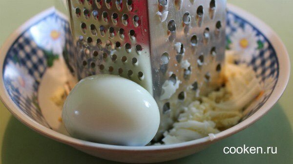Вареные яйца натираем на терке