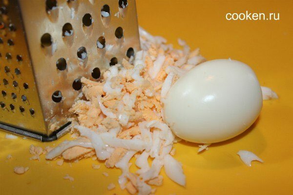 Натираю на терке вареные яйца
