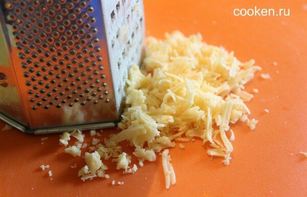 Нарезать на терке сыр