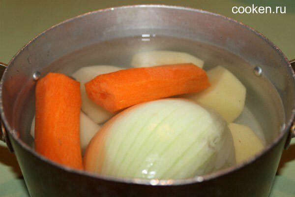 Чистим картошку, морковку и лук