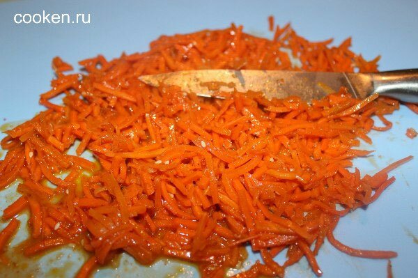 Покупную корейскую морковь тоже лучше мелко порезать